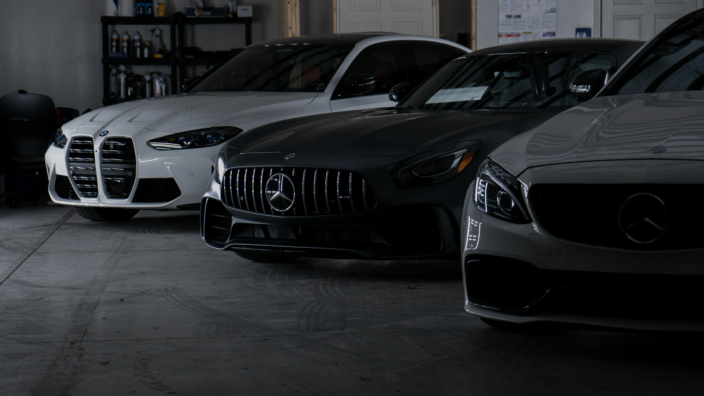 Garage privé avec plusieurs voitures de luxe